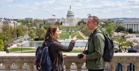 Casal fazendo um passeio Washington DC com vista para o Capitólio e o National Mall