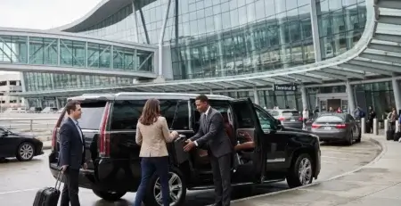 Motorista de terno ajuda passageira a colocar a mala em SUV preto no Terminal B, em um transfer brasileiro La Guardia.