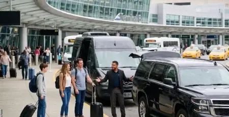 Família com malas sendo recebida por motorista em frente a um SUV e uma van no Terminal B do aeroporto de Newark, em um transfer brasileiro Newark Airport